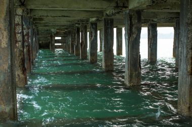 Altında taş deniz İskelesi.