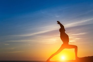 genç kadın egzersiz sahilde