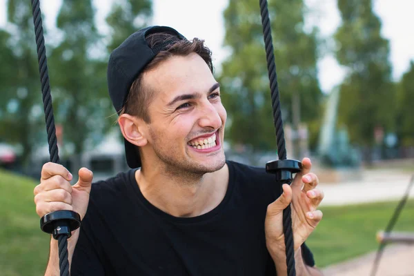 Junger fröhlicher charismatischer Typ — Stockfoto