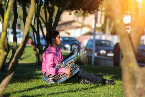Muzyk instrumentalista z tuba — Zdjęcie stockowe