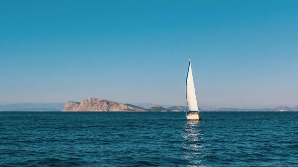 Barca a vela nel Mar Egeo — Foto Stock