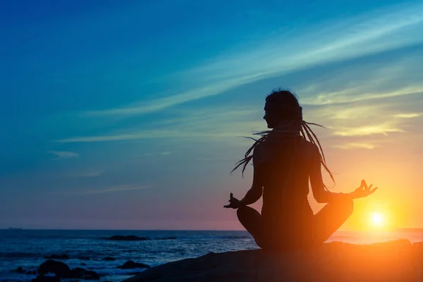 Жінка медитує на океані — стокове фото
