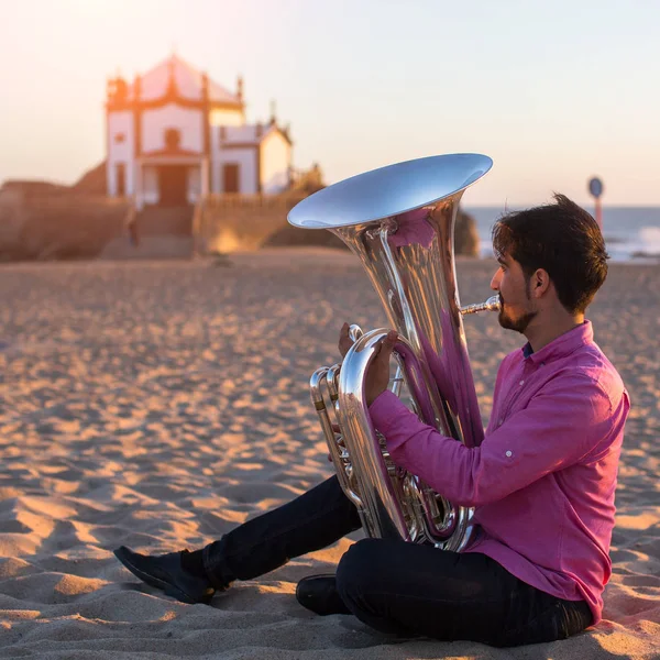 Joven músico tocando la trompeta — Foto de Stock