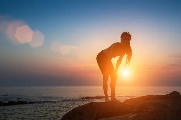 Mujer joven en la playa del mar —  Fotos de Stock