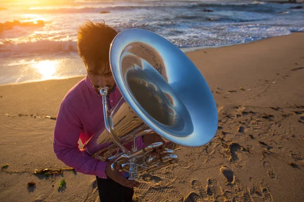Músico tocando tuba — Fotografia de Stock