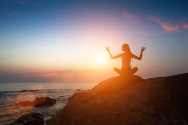  Okyanusun üzerinde meditasyon kadın 