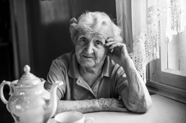 Mutfakta yaşlı kadın