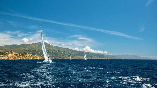 Zeilen in de wind door de golven — Stockfoto