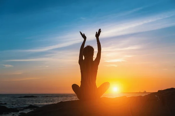 Mulher silhueta meditando — Fotografia de Stock