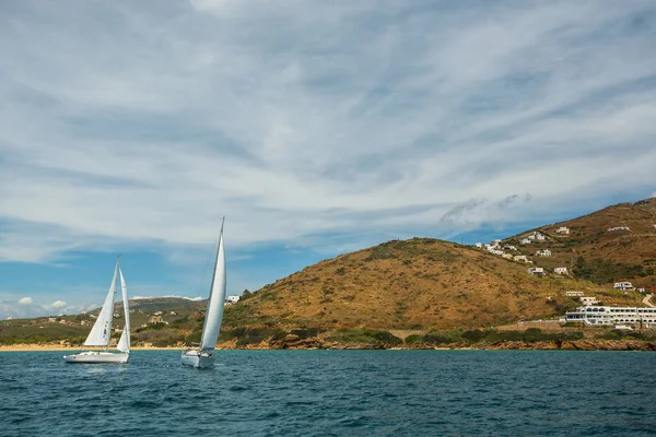 Uitzicht op de jachthaven van het eiland Andros — Stockfoto
