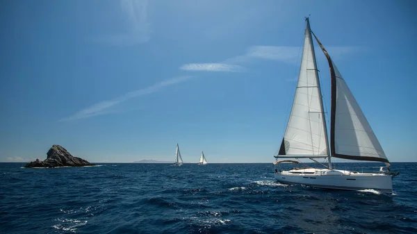 Sailing in the wind through the waves — Stock Photo, Image