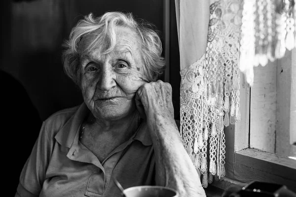 Oudere vrouw in haar huis. — Stockfoto