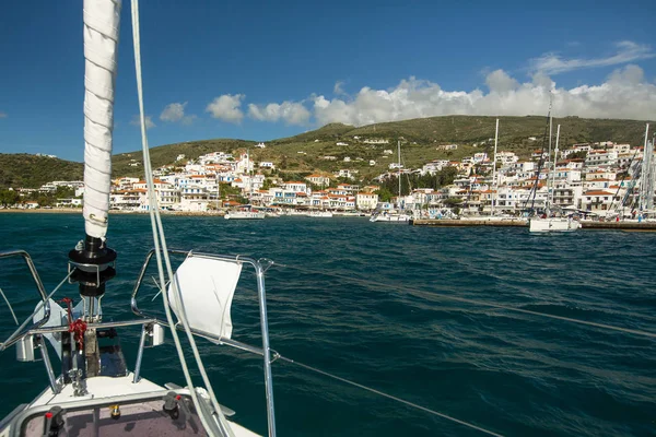 Widok na przystań na wyspie Andros — Zdjęcie stockowe
