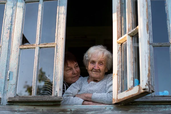 Ηλικιωμένη γυναίκα και την κόρη της ενηλίκων — Φωτογραφία Αρχείου