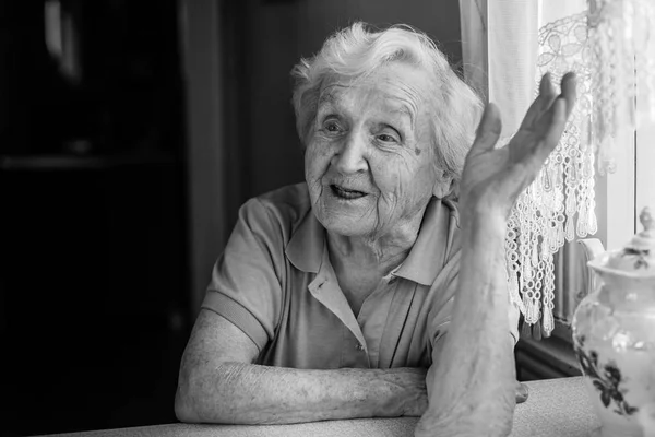 Portrait noir et blanc de femme âgée — Photo