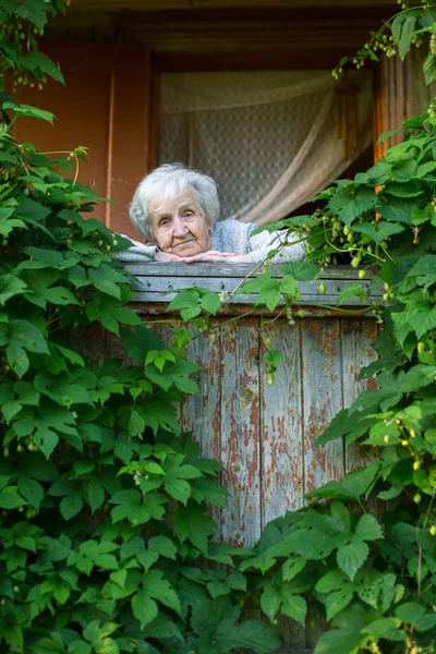 Donna nella sua casa di villaggio . — Foto Stock