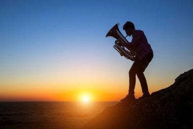 Müzisyen siluet oyun tuba