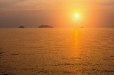 Deniz yüzeyi günbatımı 