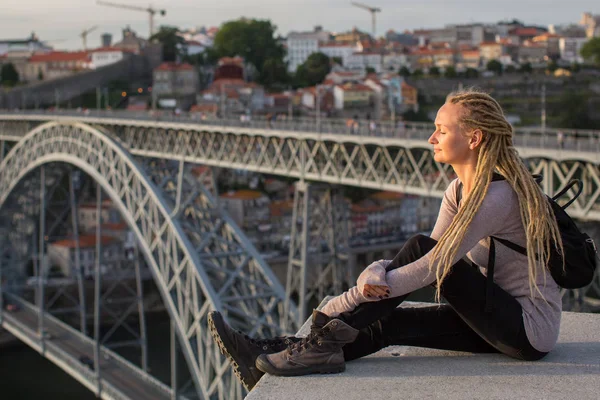 Femme assise sur le pont d'observation — Photo