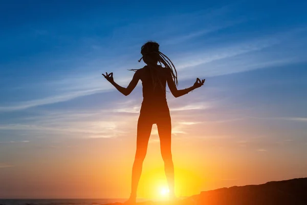 Silhouette eines flexiblen tanzenden Mädchens — Stockfoto