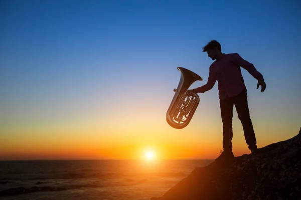 Silhouette de musicien au tuba — Photo