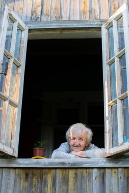 Yaşlı kadın görünüyor penceresinden