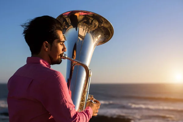 Muzikant spelen voor tuba — Stockfoto
