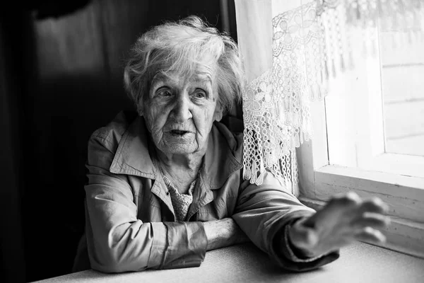Donna anziana gesticolando con mano — Foto Stock