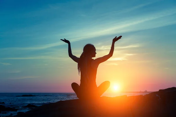 Jovem mulher meditando no oceano — Fotografia de Stock