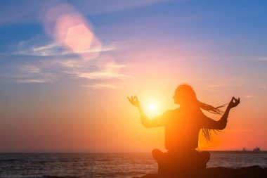  Genç kadın okyanusta meditasyon