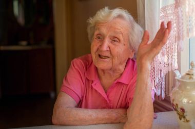 Kırmızı konuşmaktan yaşlı kadın