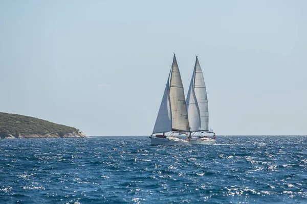 Boten in zeilregatta — Stockfoto