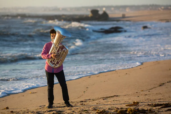 Musicien jouer au tuba — Photo