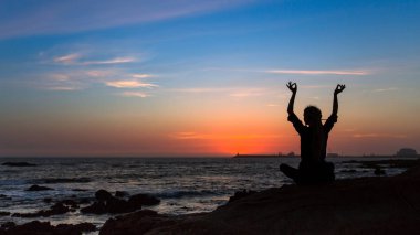  Genç kadın okyanusta meditasyon