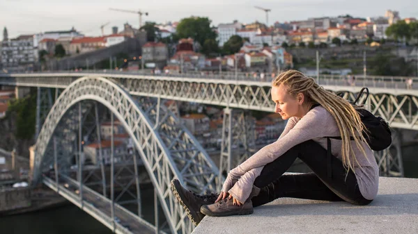 Žena sedí na vrcholu řeka Douro — Stock fotografie