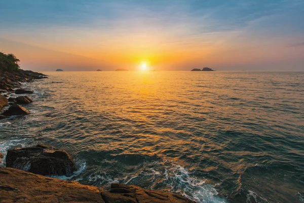 Sunset bulvarında bir kayalık deniz kıyısı