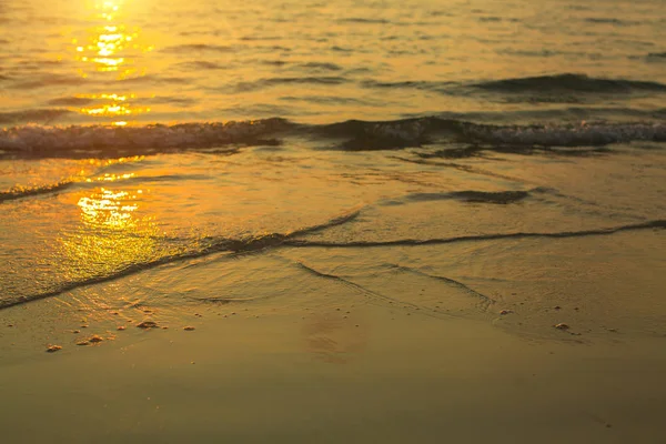 海サーフィンの柔らかい波 — ストック写真