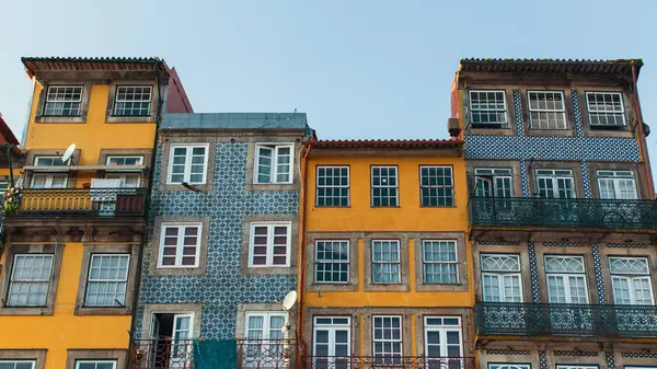 Fachadas de casas en Oporto antiguo — Foto de Stock