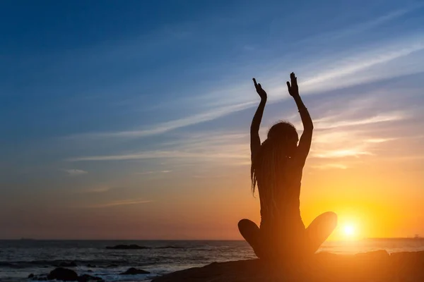 Genç kadın okyanusta meditasyon — Stok fotoğraf