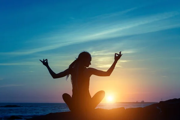 Junge Frau meditiert auf dem Ozean — Stockfoto