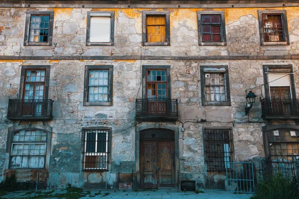 Övergiven i den gamla Porto downtown — Stockfoto