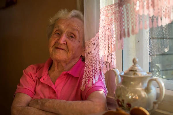 Oudere vrouw ontspannen vergadering — Stockfoto