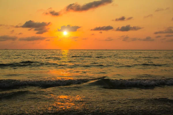  Açık denizde gün batımı.