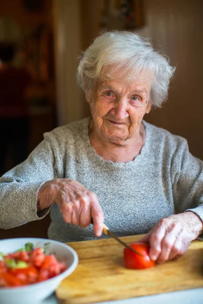 yaşlı kadın domates pirzola