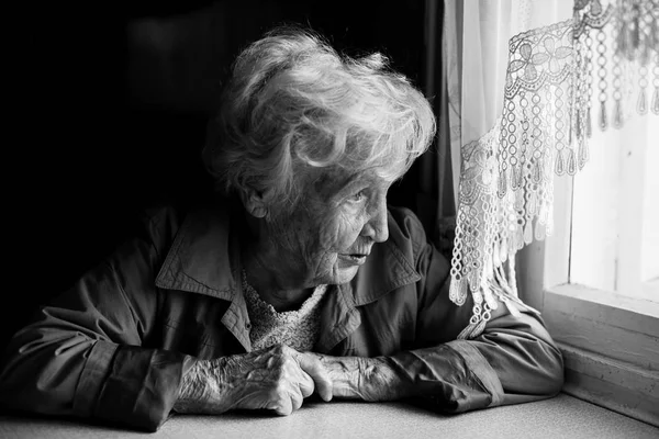 yaşlı kadın görünüyor