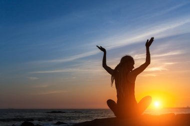 meditasyon kadın silüeti