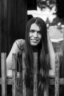 Uzun saçlı genç bir kadın.