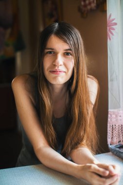 Uzun saçlı güzel bir kadın.