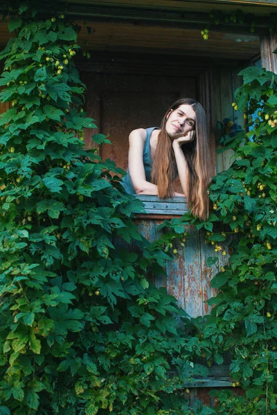 Donna su una terrazza verde — Foto Stock