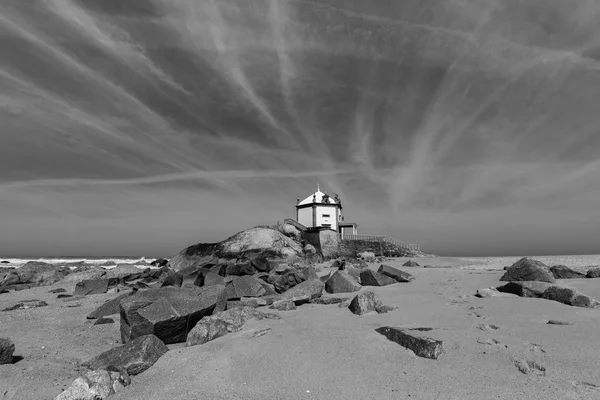 Praia de Miramar e Capela Senhor da Pedra — Fotografia de Stock